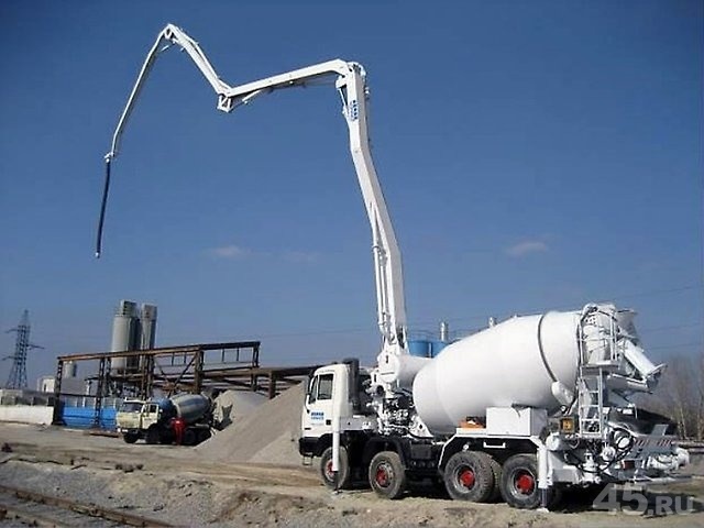Фото бетононасоса для подачи бетона на строительный объект