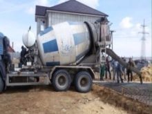 Фото выгрузки бетона после доставки на строительный объект
