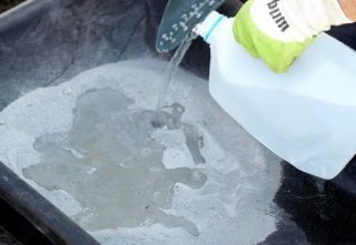 Фото добавки пластификатора в бетонную смесь